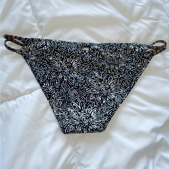 Volcom | Reversible Bikini Bottoms - Picture 2 of 8